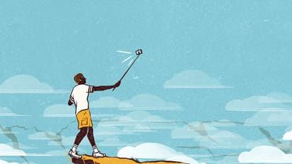 ಸೆಲ್ಫಿ ಕ್ರೇಜ್ ಈ ಮಟ್ಟಿಗೆ ಹೋದರೆ ಅವಾಂತರ ಆಗದೇ ಇರುತ್ತಾ.!?