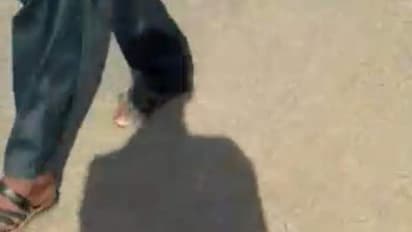 (వీడియో) టివి రిపోర్టర్ అవతారమెత్తిన కానిస్టేబుల్