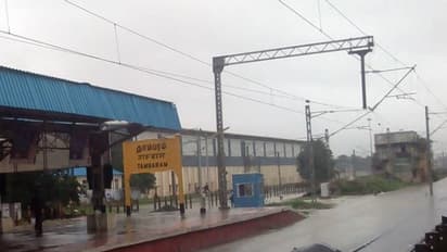 கன மழையால் ரயில்கள் தாமதம்... சென்னை புறநகர் ரயில்கள் சர்வீஸ் குறைப்பு...