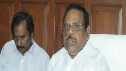 "இணைப்பு குறித்து எனக்கு தெரியாது... நானே பேப்பர் பார்த்துதான் தெரிஞ்சிக்கிட்டேன்" - எஸ்கேப்பான சபாநாயகர் தனபால்!!