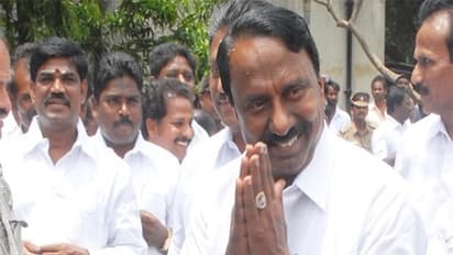 ’நான் சொல்லல’’ அந்தர் பல்டி அடித்த செங்கோட்டை... ஆதாரத்தோடு வெச்சி செய்யும் வலைதள வாசிகள்