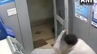 കള്ളന് ചുറ്റിക കൊണ്ട് പലതവണ തലയ്ക്കടിച്ചു; വിടാതെ പിടിച്ച് എടിഎം സെക്യൂരിറ്റി-വീഡിയോ