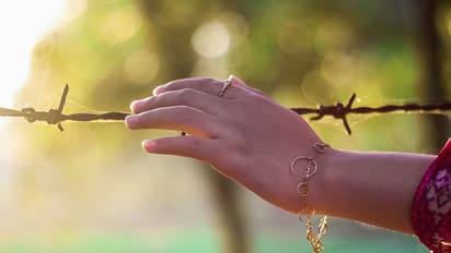 അത് അവളുടെ കൈകള്‍ തന്നെ!