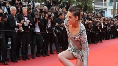 கேன்ஸ் திரைப்படவிழாவின் போது ஷூவை கழட்டிய ட்விலைட் நடிகை; இதுவா காரணம்?