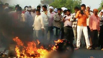 Accident victim burns alive, bystanders busily film tragedy on phones [VIDEO]