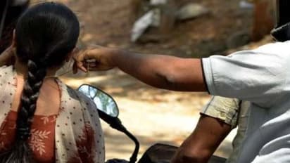 கணவருடன் சென்ற பெண்ணிடம் செயின் பறிப்பு - கீழே விழுந்ததில் படுகாயம்!!