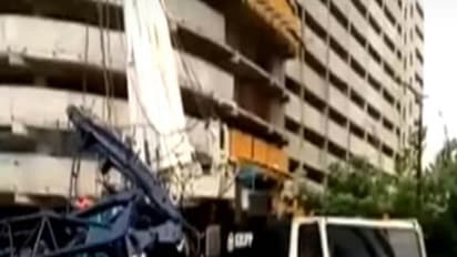 ராட்சத கிரேன் அறுந்து விபத்துக்குள்ளானதில் ஐடி ஊழியர்கள் படுகாயம்! மீட்பு பணிகள் தீவிரம்!