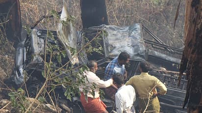 ജീപ്പ് നിയന്ത്രണം വിട്ട് കൊക്കയിലേക്ക് മറിഞ്ഞു; 11 കെവി ലൈന് പൊട്ടി വന് തീപിടിത്തം