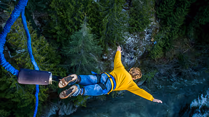 భార్యతో విడాకులు తీసుకున్న భర్త.. సంతోషంలో బంగీ జంప్, రోప్ తెగిపోవడంతో..