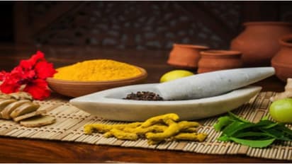 ಮುಖದ ಸೌಂದರ್ಯ ಹೆಚ್ಚಿಸಿಕೊಳ್ಳಲು ಇಲ್ಲಿವೆ ಸಿಂಪಲ್ ಮನೆ ಮದ್ದು