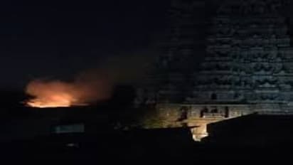 மீனாட்சி அம்மன் கோவிலில் பயங்கர தீ விபத்து !! சுவாமி சன்னதி கடைகள் எரிந்து நாசமானதால் பக்தர்கள் அதிர்ச்சி!!