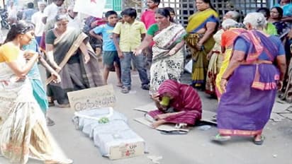 நிர்வாகம் செத்துவிட்டது; சாராய பாட்டில்களை நொறுக்கிவிட்டு ஒப்பாரி வைத்து போராடிய பெண்கள்…