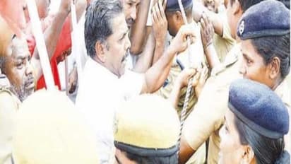 திருச்சியில் மார்க்சிஸ்ட் கம்யூனிஸ்டு கட்சியினர் இரயில் மறியல்; போலீஸுடன் தள்ளி முள்ளு; 26 பேர் கைது...