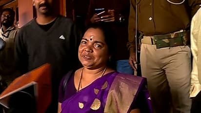 ബാധ്യതയുള്ള കുട്ടിയായിരുന്നെങ്കില് സ്വീകരിക്കുമായിരുന്നോയെന്ന് ഹാദിയയുടെ അമ്മ