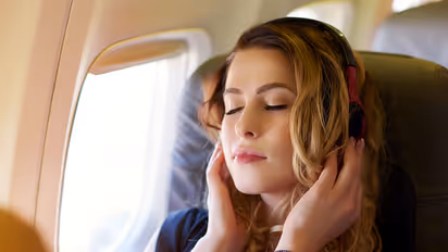 কানে হেডফোন রাখা অভ্যাস! অজানতেই দেখা দেবে এই সমস্যাগুলো