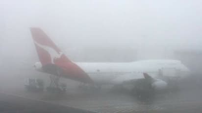 பனியில் மாயமாகும் விமானங்கள்...! போக்குவரத்து முற்றிலும் பாதிப்பு..!