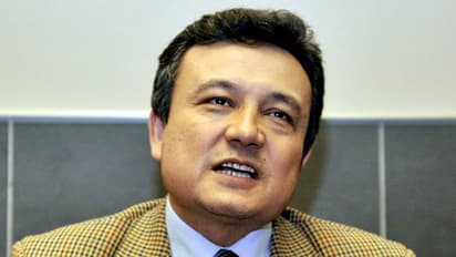 India takes a step back, cancels Chinese dissident's Visa