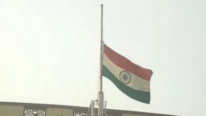 ജയലളിതയുടെ വിയോഗത്തിൽ ദേശീയ ദുഃഖാചരണം; ദേശീയ പതാക താഴ്ത്തിക്കെട്ടി