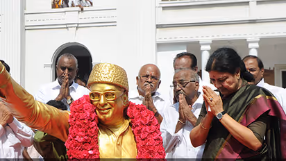 Sasikala's apology letter to Jaya returns to haunt her