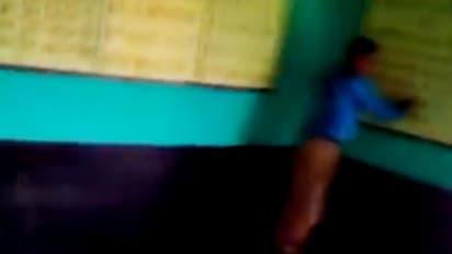 അധ്യാപകന് വിദ്യാര്ത്ഥി മസാജ് ചെയ്യുന്ന ദൃശ്യങ്ങള് പുറത്ത്-അന്വേഷിക്കുന്നുവെന്ന് അധികൃതര്