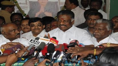 "65 பொதுக்குழு உறுப்பினர்கள் மட்டுமே உள்ள குழுவுக்காக இரட்டை இலையை முடக்கலாமா?" - சசிகலா வழக்கறிஞர்கள் வாதம்