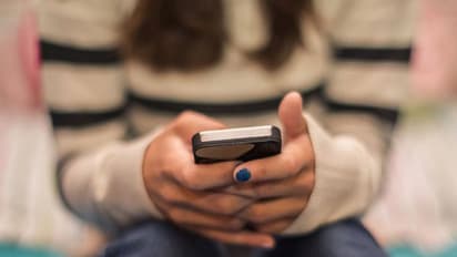 ബംഗ്ലാദേശ്: മൊബൈല്ഫോണുകള് കുട്ടികളുടെ ശ്രദ്ധതെറ്റിക്കുന്നെന്ന് മദ്രസ അധികൃതര്