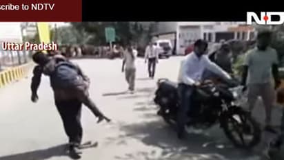 ആംബുലന്സ് നല്കിയില്ല; മകന്റെ മൃതദേഹം തോളിലേറ്റി വൃദ്ധന് നടക്കുന്ന ദൃശ്യങ്ങള് പുറത്ത്