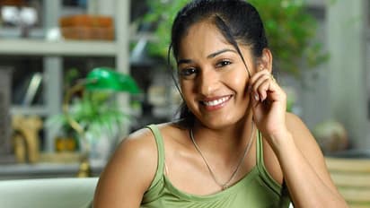 ఓవైసీపై షాకింగ్ కామెంట్స్.. మోడీ సామాన్యుడు కాదు అంటూ హీరోయిన్ పోస్ట్!