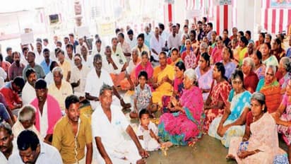 மாரியம்மன் கோயிலை இந்து அறநிலையத்துறை எடுக்க கூடாது - 8 சமுதாயத்தை சேர்ந்த மக்கள் ஒற்றுமையாக போராட்டம்...