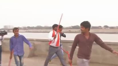 പ്രണയദിനത്തില് യുവാക്കള്ക്കെതിരെ അക്രമവുമായി തീവ്ര ഹിന്ദു സംഘടനകള്