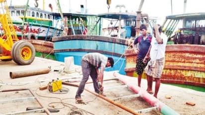 மீன்பிடி தடைக்காலம் அமல்படுத்தப்பட்டதால் 50 ஆயிரத்துக்கும் மேற்பட்டோர் வேலையின்றி தவிப்பு...