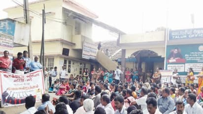 நீதிமன்றம் உத்தரவிட்டும் போராட்டத்தை தொடர்ந்த ஜாக்டோ-ஜியோ; ஆசிரியர்கள் வராததால் மாணவர்கள் மகிழ்ச்சி…