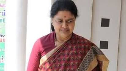 வருமான வரித்துறையின் விசாரணையில் இருந்து எஸ்கேப் ஆவாரா சசிகலா ? சிறையில் வக்கீல்களுடன் அவசர ஆலோசனை !!!