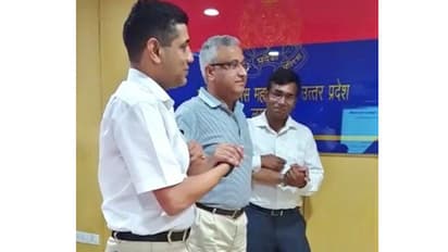 സ്വന്തം ശരീരത്തിലേക്ക് വെടിവച്ച് തോക്ക് പരിശോധിക്കുന്ന ഡിജിപി