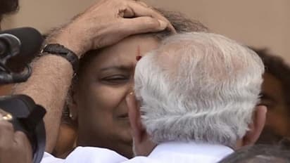 சசிகலாவை குறி வைத்து தாக்கும் மோடி: பழைய பகை காரணமா?