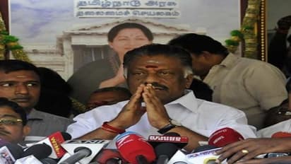 சசிகலா குடும்பத்தினரின் கொடுமைகளை ஜெயலலிதாவுக்காக தாங்கிக் கொண்டேன்….ஓபிஎஸ் உருக்கம்..