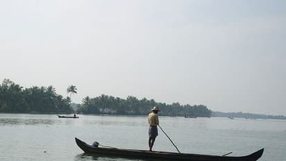 മത്സ്യമോഷണം പതിവ്, രാത്രി മുഴുവന് കായലില് നില്ക്കേണ്ട ഗതികേടില് മത്സ്യത്തൊഴിലാളികള്