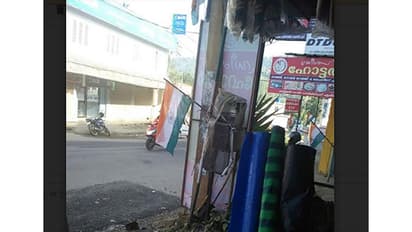 കൊടിതോരണങ്ങള്ക്കൊപ്പം ദേശീയ പതാകയും; യൂത്ത് കോണ്ഗ്രസിന്റെ ജാഥ വിവാദമാകുന്നു