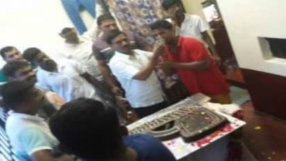 என்னைய்யா நடக்குது சிறைக்குள்ள…!!! 'துப்பாக்கி கேக்' வெட்டிய கைதி…!!!