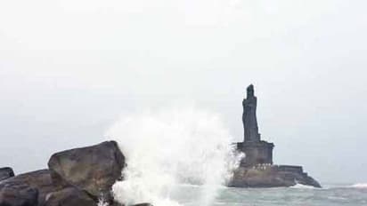 கன்னியாகுமரியில் இரண்டாவது நாளாக கடல் சீற்றம்; படகு சவாரி நிறுத்தப்பட்டதால் சுற்றுலாப் பயணிகள் அதிருப்தி...