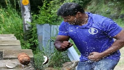 இது கையா.. இரும்பு சம்மட்டியா? - ஒரு நிமிடத்தில் 124 தேங்காய்களை வெறும் கையால் உடைக்கும் இளைஞர்