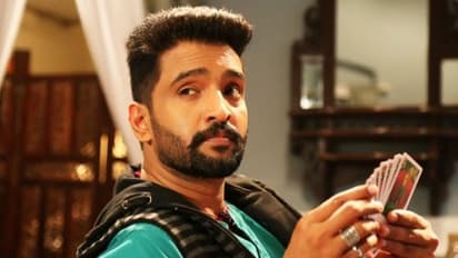 ஷகிலா பட போஸ்டரே பரவாயில்ல.... முற்றும் துறந்த கோலத்தில் செகண்ட் லுக்கை வெளியிட்ட சந்தானம்...!