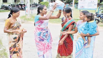 ஆட்சியர் அலுவலகத்தில் மாமியார், மருமகள்கள் கைக்குழந்தையுடன் தீக்குளிக்க முயற்சித்ததால் பரபரப்பு…