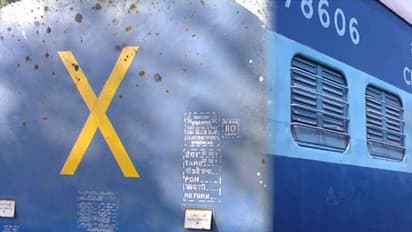 ട്രെയിനിന്റെ അവസാന ബോഗിയിലെ X എന്ന അക്ഷരത്തിനു പിന്നില്