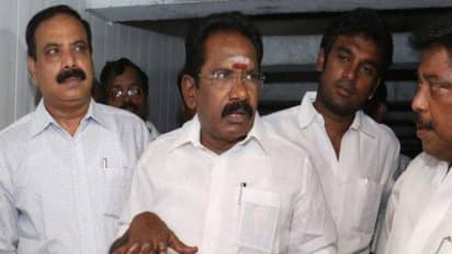 கூரியரில் டிஸைன் டிஸைனா வரும் செருப்புகள்... இரட்டை அர்த்தத்தில் இழிவுபடுத்தி, லாஜிக்கே இல்லாமல் உளரும் ராஜூபாய்!