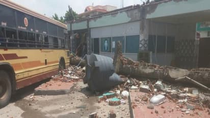 பேருந்து நிலைய மேற்கூரை இடிந்து விழுந்து விபத்து - 5 பேர் பலி.. 10க்கும் மேற்பட்டோர் படுகாயம்...