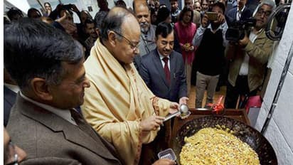 ബജറ്റ് അച്ചടിക്കുന്നതിന് മുമ്പ് ധനകാര്യ മന്ത്രി ഹല്വ വിളമ്പുന്നതെന്തിന്..?