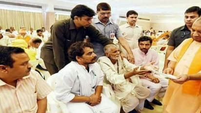 உ.பி.யில் மக்கள்தான் எஜமானர்கள் : தமிழகத்தில் எப்படி? ; மக்களை அமர வைத்து குறை கேட்ட ஆதித்யநாத்