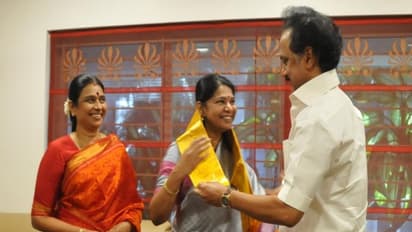 கனிமொழி 50..! பாசமிக்க அண்ணனிடம் வாழ்த்து பெற்ற அன்புத்தங்கை....