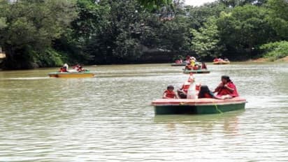 குற்றாலத்தில் அசத்தலாக தொடங்கியது படகு சவாரி; சுற்றுலாப் பயணிகள் உற்சாகத்துடன் பங்கேற்பு…